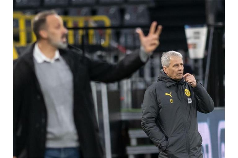 Dortmunds Trainer Lucien Favre (r) und VfB-Trainer Pellegrino Matarazzo am Spielfeldrand. Foto: Bernd Thissen/dpa/Archivbild