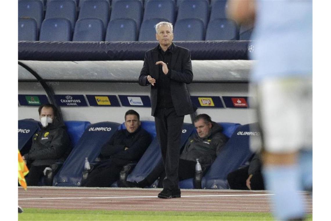 Dortmunds Trainer Lucien Favre zeigt sich nach dem Spiel in Rom enttäuscht von der Leistung seines Teams. Foto: Gregorio Borgia/AP/dpa