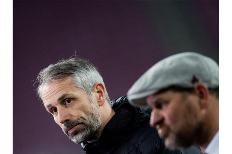 Dortmunds Trainer Marco Rose (l) und Kölns Trainer Steffen Baumgart geben nach dem Spiel ein Interview. Foto: Rolf Vennenbernd/dpa