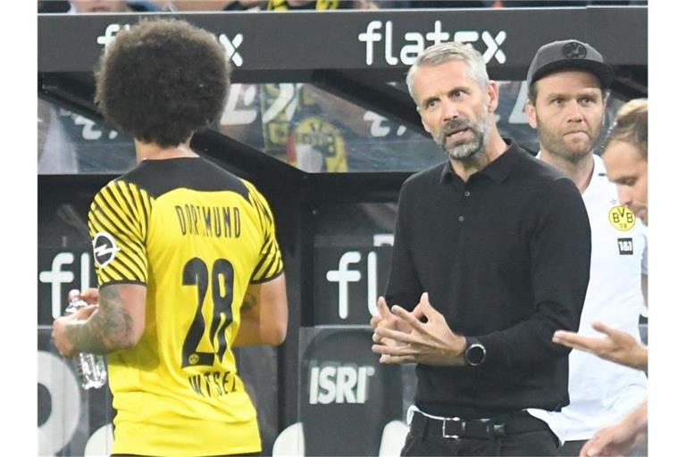 Dortmunds Trainer Marco Rose (M) gibt Axel Witsel (l) Anweisungen. Foto: Bernd Thissen/dpa