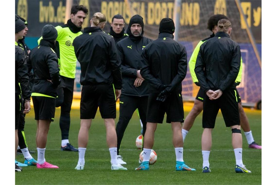 Über Glasgow nach Sevilla: BVB nimmt Titel ins Visier Dortmunds Trainer Marco Rose spricht beim Abschlusstraining mit seinen Spielern. Foto: Bernd Thissen/dpa