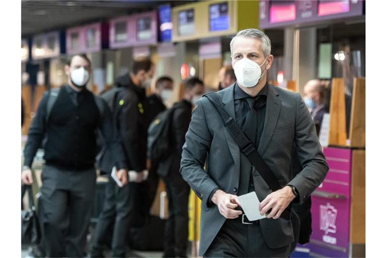Dortmunds Trainer Marco Rose vor dem Abflug nach Lissabon. Foto: Bernd Thissen/dpa