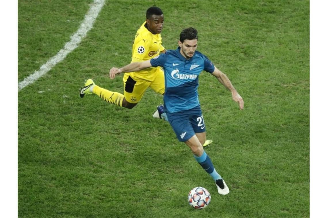 Dortmunds Youssoufa Moukoko (l) und Zenits Magomed Osdojew kämpfen um den Ball. Foto: Dmitri Lovetsky/AP/dpa