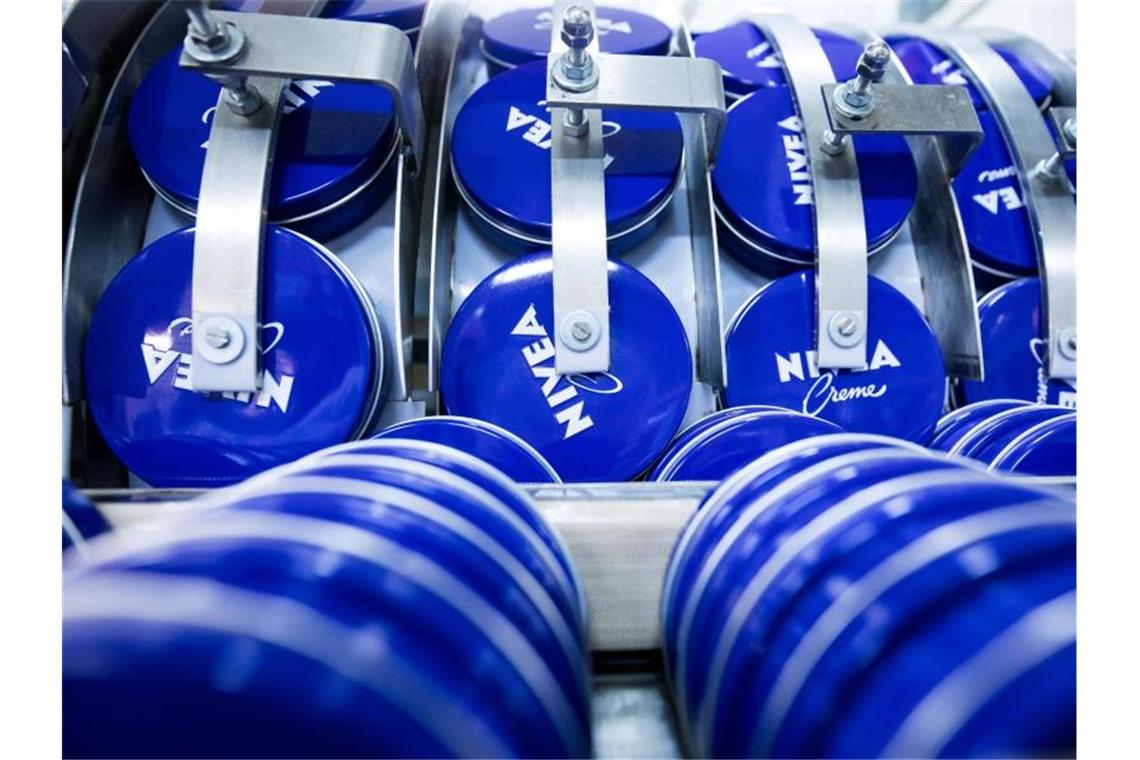 Beiersdorf wächst dank Hautpflege - Tesa hinkt hinterher Dosen mit Nivea-Creme in der Produktion in Hamburg. Foto: Christian Charisius/dpa