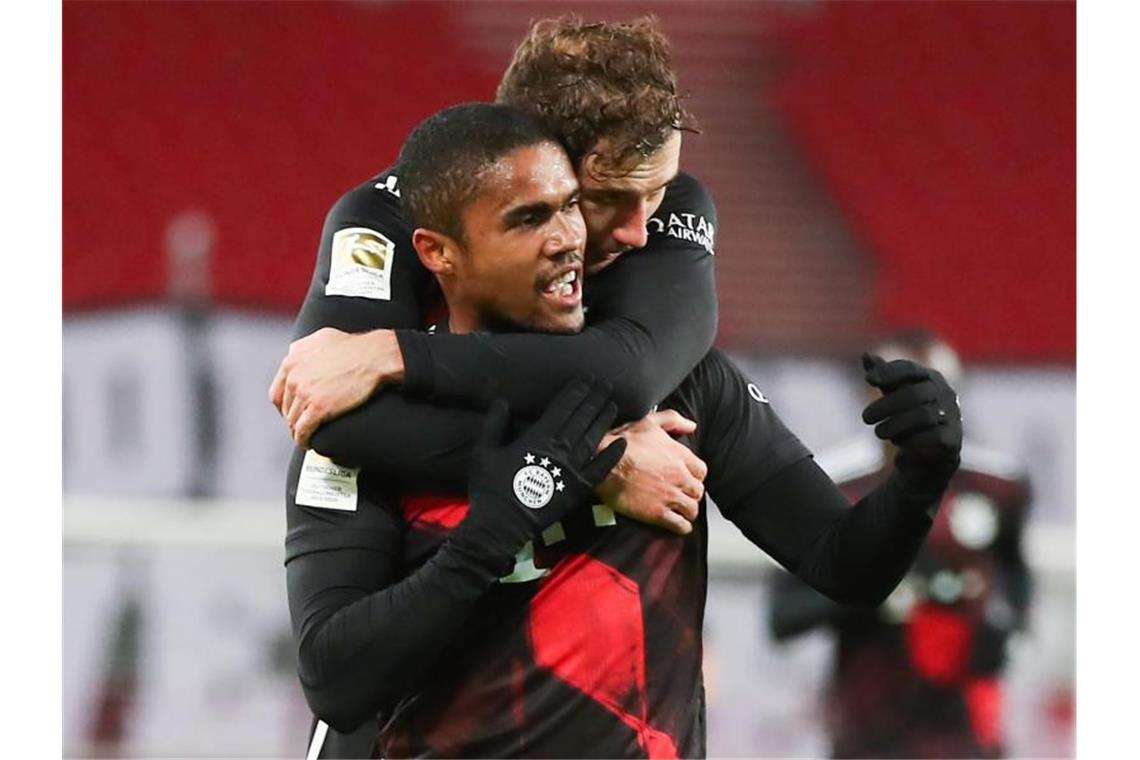 Douglas Costa freut sich über sein Tor zum 3:1. Die Bayern gewannen trotz Rückstands noch souverän beim VfB Stuttgart. Foto: Tom Weller/dpa