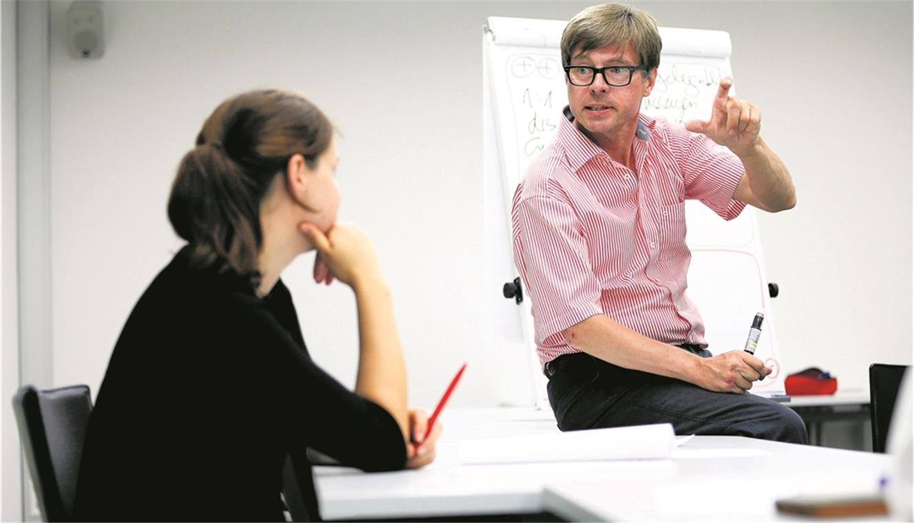 Man muss nicht nur übers Wetter reden Dozent Matthias Dahms trainiert mit den Kursteilnehmern. Denn auch beim Small Talk muss man einige Regeln beachten. Foto: A. Becher