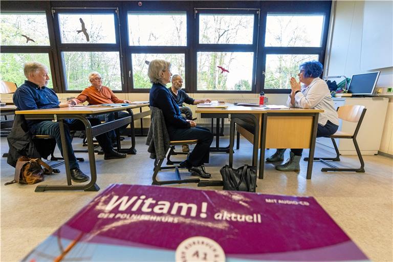 Dozentin Halina Strokol und ihr Polnischkurs treffen sich im Pavillon am Max-Born-Gymnasium. Foto: Alexander Becher