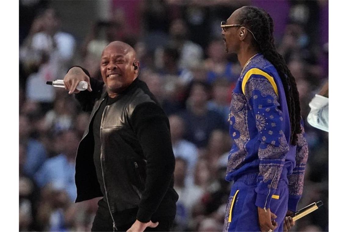 Dr. Dre (l) und Snoop Dogg perfomen gemeinsam. Foto: Tony Gutierrez/AP/dpa