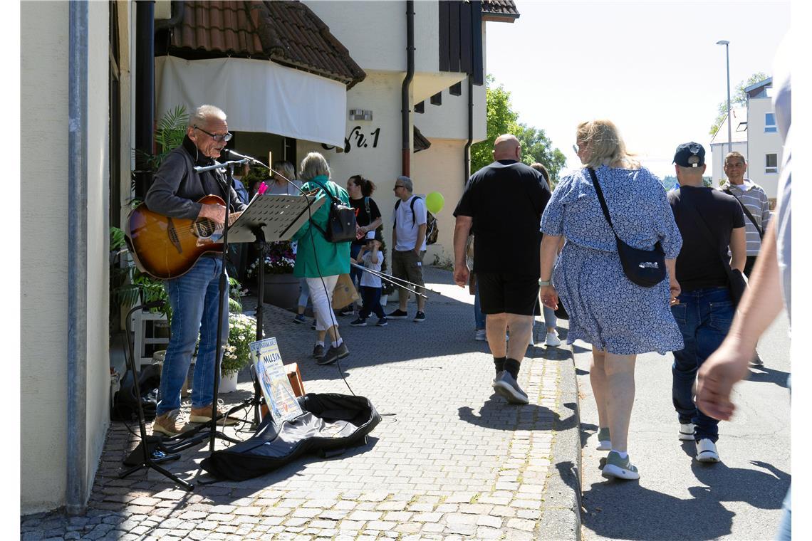 Dr Gitarrakarle spielt an der Ecke zum Marktplatz, bei der Boutique Nr. 1 Mode a...