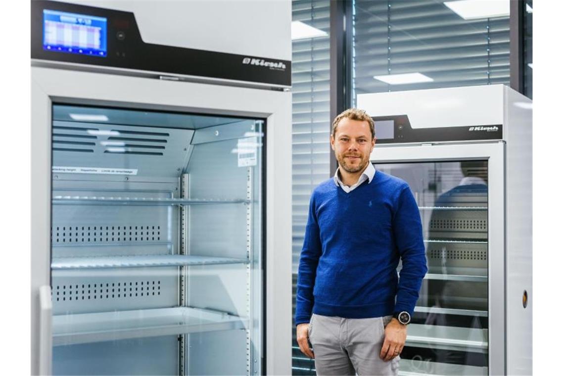 Corona sorgt für Boom bei Spezialkühlschrank-Herstellern Dr. Jochen Kopitzke, Geschäftsführer und Gesellschafter der Philipp Kirsch GmbH, steht zwischen zwei Kühlschränken der Firma. Foto: Philipp von Ditfurth/dpa/Archivbild