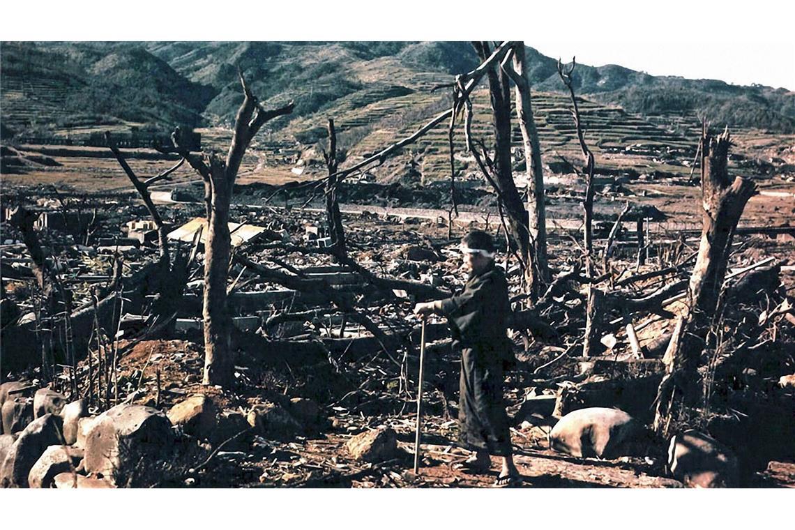 Hiroshima und Nagasaki verbrennen im atomaren Feuersturm Dr. Nagai, ein Arzt am Nagasaki Hospital und Strahlenopfer, steht am 9. August 1945b in den Ruinen der japanischen Industriestadt.