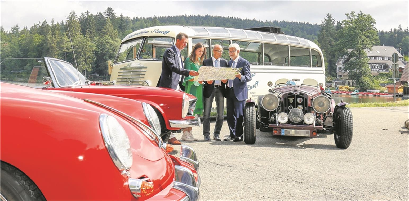 Dr. Richard Sigel, Mariel Knödler, Gerhard Bauer und Klaus Pavel (von links) erkunden bei einer Pressefahrt die Route 51. Foto: A. Becher