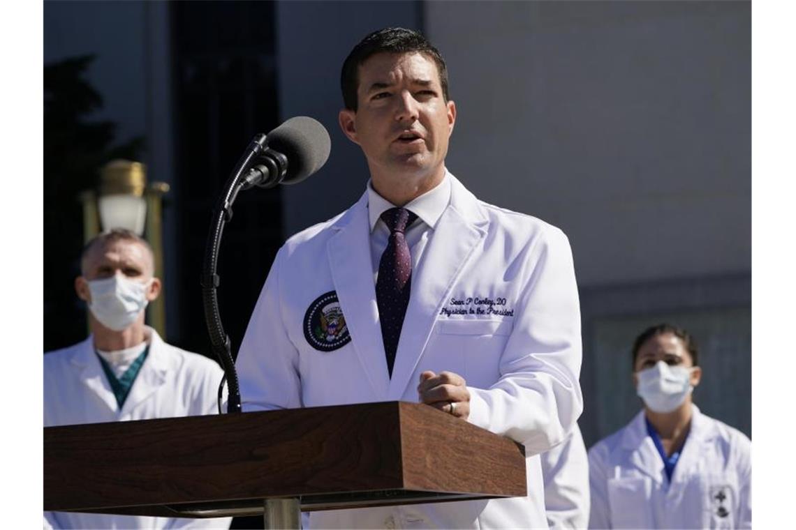 Dr. Sean Conley, Arzt von US-Präsident Trump, informiert Journalisten vor dem Militärkrankenhaus Walter Reed in Bethesda. Foto: Susan Walsh/AP/dpa