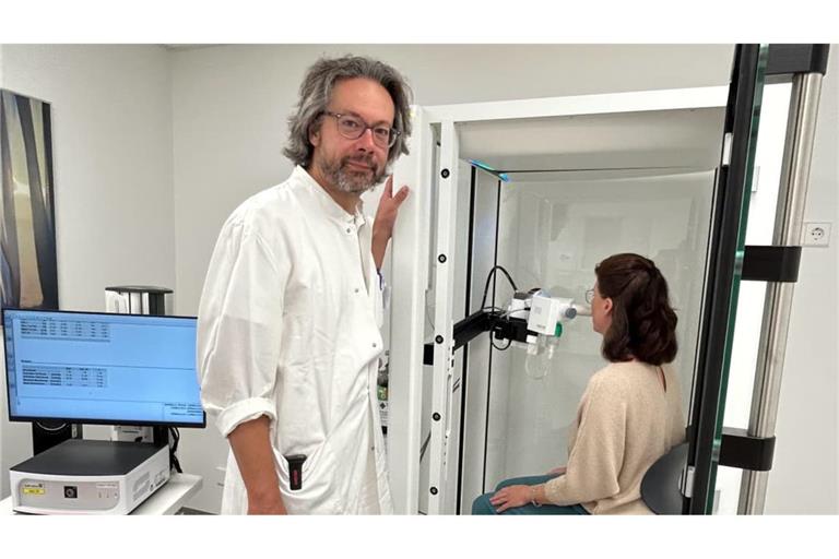 Dr. Timo Deininger, Chefarzt der Klinik für Pneumologie und Beatmungsmedizin am Alb-Fils-Klinikum, testet die Lungenfunktion.