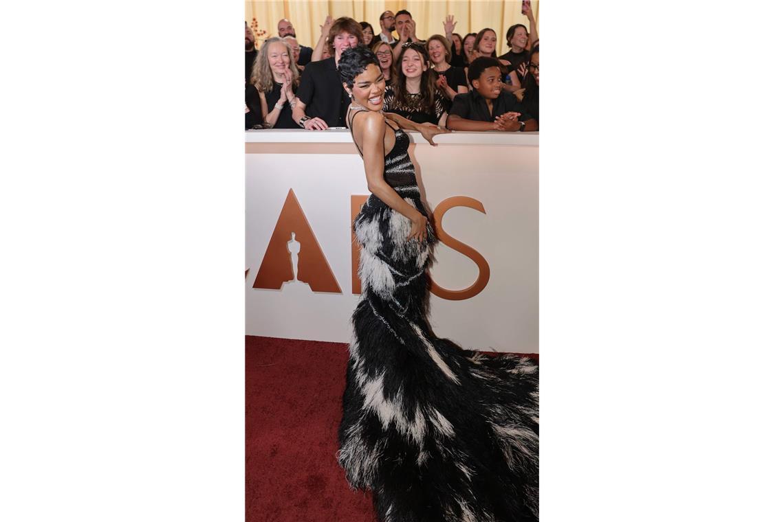 Drama, Baby! Teyana Taylors schwarz-weißes Chanel-Kleid vereinte Transparenz, Federn und Funkelsteine. Unser Urteil: Ein bisschen viel von allem.