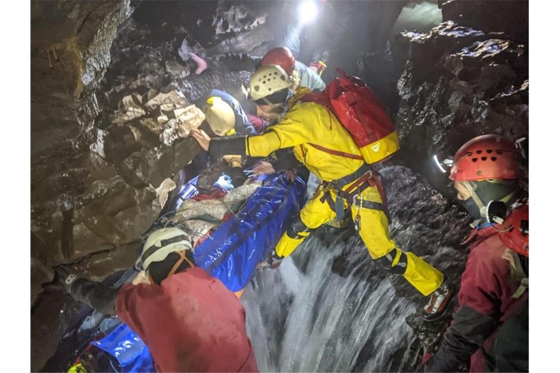 Dramatische Rettungsaktion: Helfer bringen den Verunglückten aus der Höhle in Wales. Foto: South & Mid Wales Cave Rescue Te/PA Media/dpa