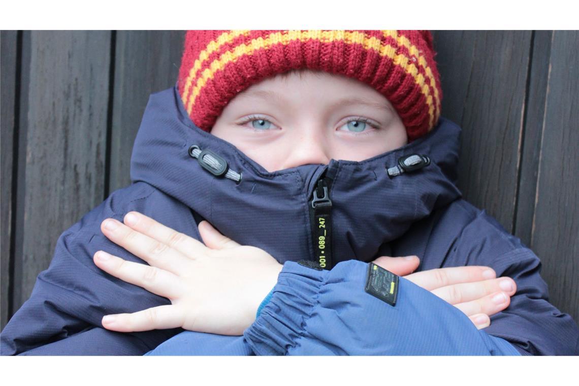 Draußen in der Kälte? Um nun nicht zu stark zu frieren, helfen vor allem zwei Dinge: Bewegung und warme Kleidung: Da über unbedeckte Körperpartien viel Wärme verloren geht, empfiehlt es sich, den Kopf mit einer Mütze oder Kapuze zu schützen