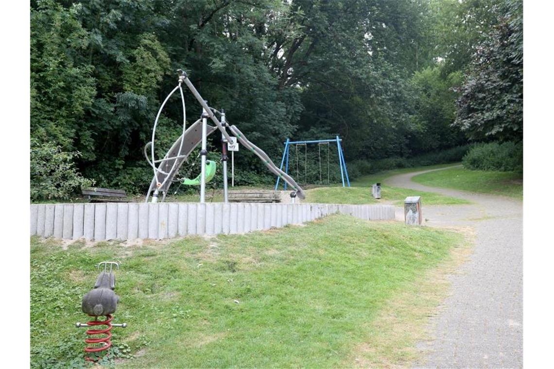 Drei 14-Jährige und die beiden Zwölfjährigen stehen im Verdacht, am Freitagabend in Mülheim an der Ruhr eine junge Frau in einem Waldstück vergewaltigt zu haben. Foto: Roland Weihrauch