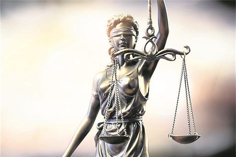 Drei Angeklagte werden wegen Nötigung, Körperverletzung, Freiheitsberaubung und Drogenhandel verurteilt. Foto: Fotolia/R. Tavani