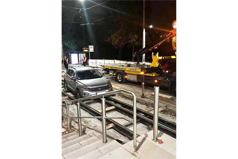 Wiederholt landen Autos  im Gleisbett Drei Autos sind bereits in das Gleisbett am Eugensplatz gefahren, zuerst passierte das diesem VW Mitte Oktober.