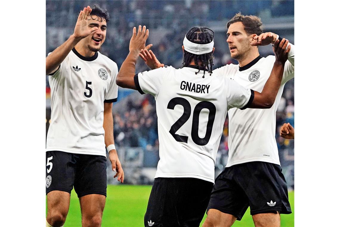 Drei Bayern-Profis jubeln im Nationaltrikot: Aleksandar Pavlovic, Serge Gnabry und Leon Goretzka (von links)