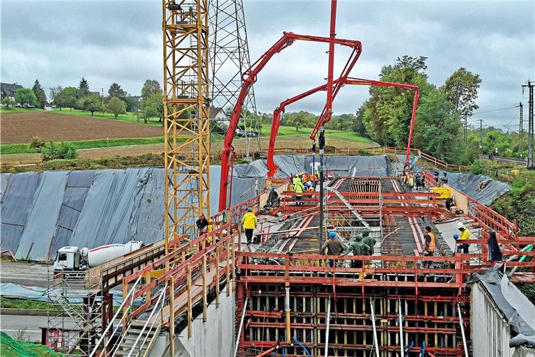 Drei Betonpumpen waren beim Befüllen der Hohlkastenbrücke im Einsatz. Foto: Ulrich Maier