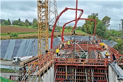 Drei Betonpumpen waren beim Befüllen der Hohlkastenbrücke im Einsatz. Foto: Ulrich Maier