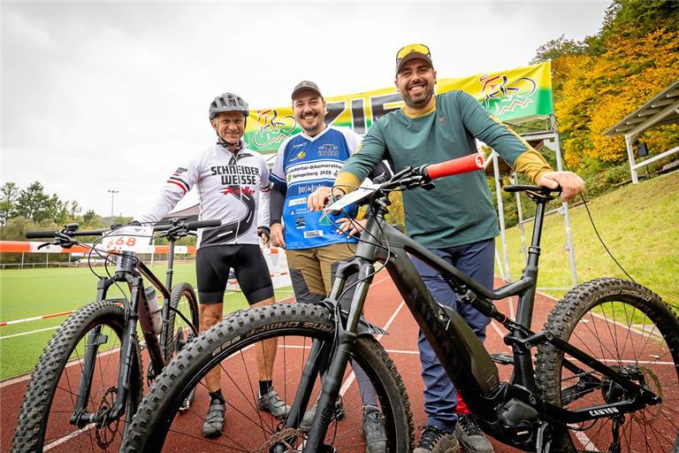 Drei, die sich gut kennen und verstehen: Jürgen Baumann (links), der mit einem normalen Mountainbike unterwegs ist, sowie Uwe Balthes (Mitte) und René Bordt, die auf elektrische Unterstützung setzen. Das Trio plädiert für gegenseitigen Respekt. Foto: Alexander Becher