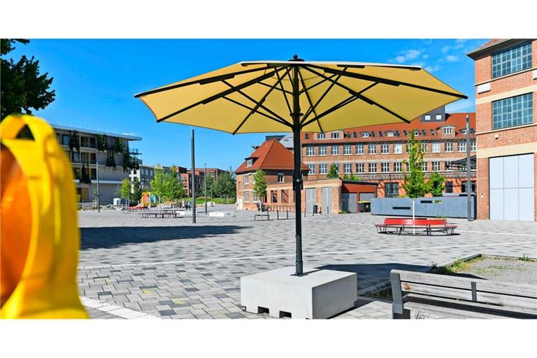 Drei dieser Sonnenschirme stehen am Marga-von-Etzdorf-Platz; sie gehören zu den insgesamt 29 Stück, die die Stadt diesen Sommer über Stuttgart verteilt hat.