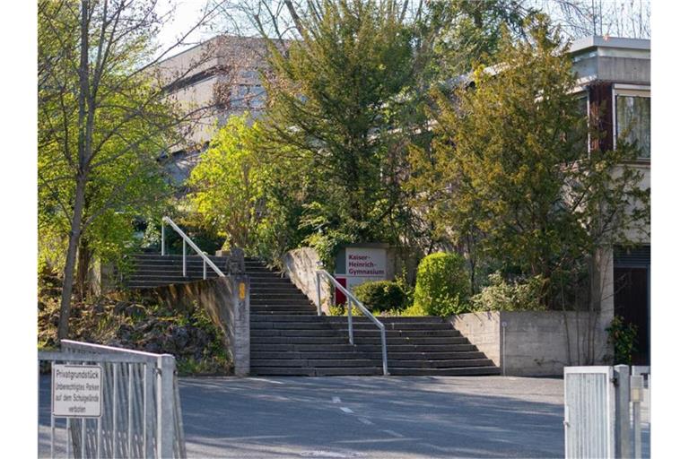 Drei ehemalige Schüler sollen im Mai 2019 die Abituraufgaben aus einem Tresor eines Bamberger Gymnasiums geklaut haben. Foto: Nicolas Armer/dpa