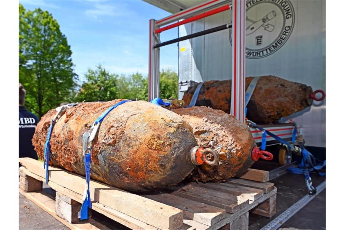 Drei entschärfte, 250 Kilogramm schwere Bomben liegen in einer Grünanlage. Foto: Uli Deck/dpa