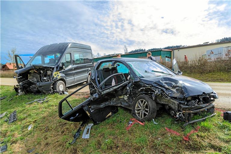 Drei Fahrzeuge waren bei dem Unfall beteiligt. Auch ein Rettungshubschrauber war im Einsatz. Foto: Stefan Bossow