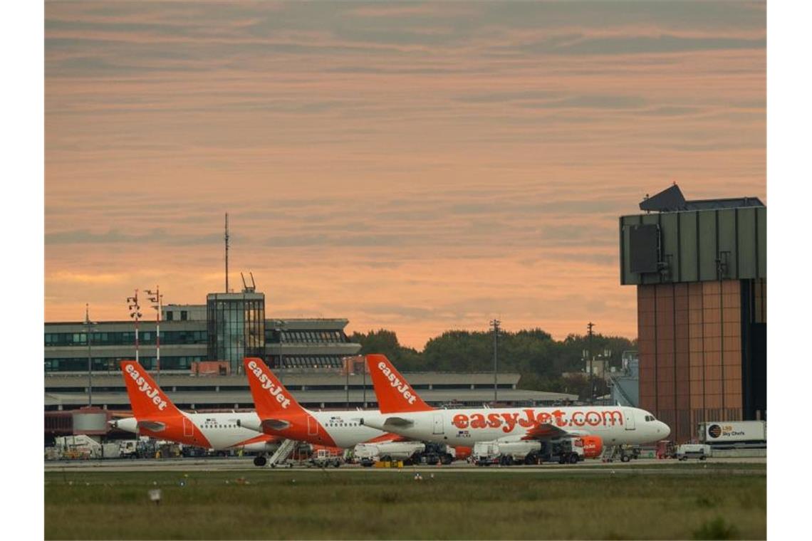 Easyjet will Kerosinverbrauch ausgleichen Drei Flugzeuge der Airline Easyjet auf dem Rollfeld vom Flughafen Berlin-Tegel. Foto: Christophe Gateau/dpa