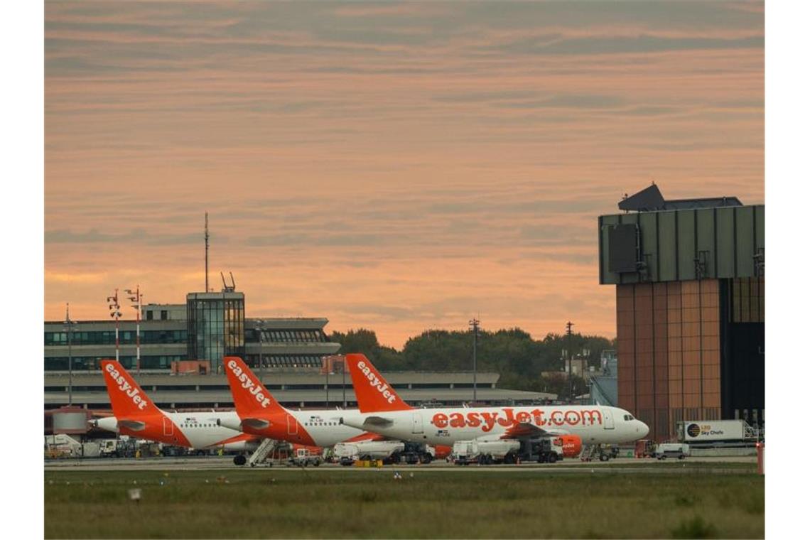 Drei Flugzeuge der Airline Easyjet stehen auf dem Rollfeld vom Flughafen Berlin-Tegel. Foto: Christophe Gateau/dpa