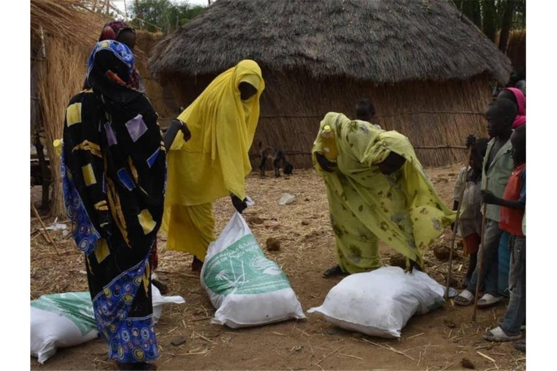 Internationale Gemeinschaft verspricht Sudan Millionenhilfe Drei Frauen nehmen im Sudan Spenden einer humanitären Organisation entgegen. Bei einer Online-Geberkonferenz kamen rund 1,8 Milliarden Dollar für den Reformprozess im Sudan zusammen. Foto: -/Saudi Press Agency/dpa