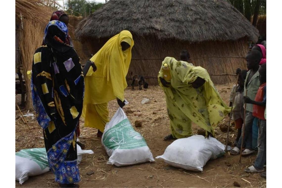 Drei Frauen nehmen im Sudan Spenden einer humanitären Organisation entgegen. Bei einer Online-Geberkonferenz kamen rund 1,8 Milliarden Dollar für den Reformprozess im Sudan zusammen. Foto: -/Saudi Press Agency/dpa