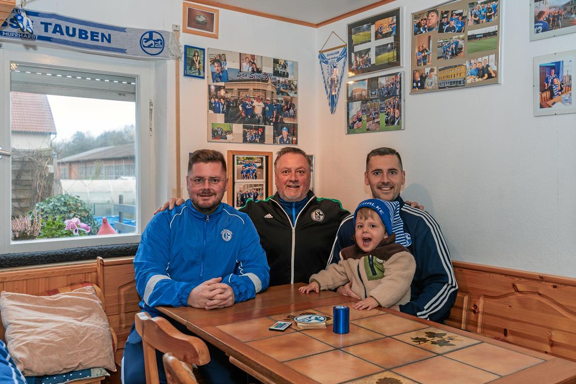 Drei Generationen, eine Leidenschaft: Jürgen Voag hat die Liebe zu Schalke an seine beiden Söhne Patrick (links) und André weitergegeben. Auch Enkel Levin ist seit seiner Geburt Mitglied bei den Königsblauen. Foto: Stefan Bossow