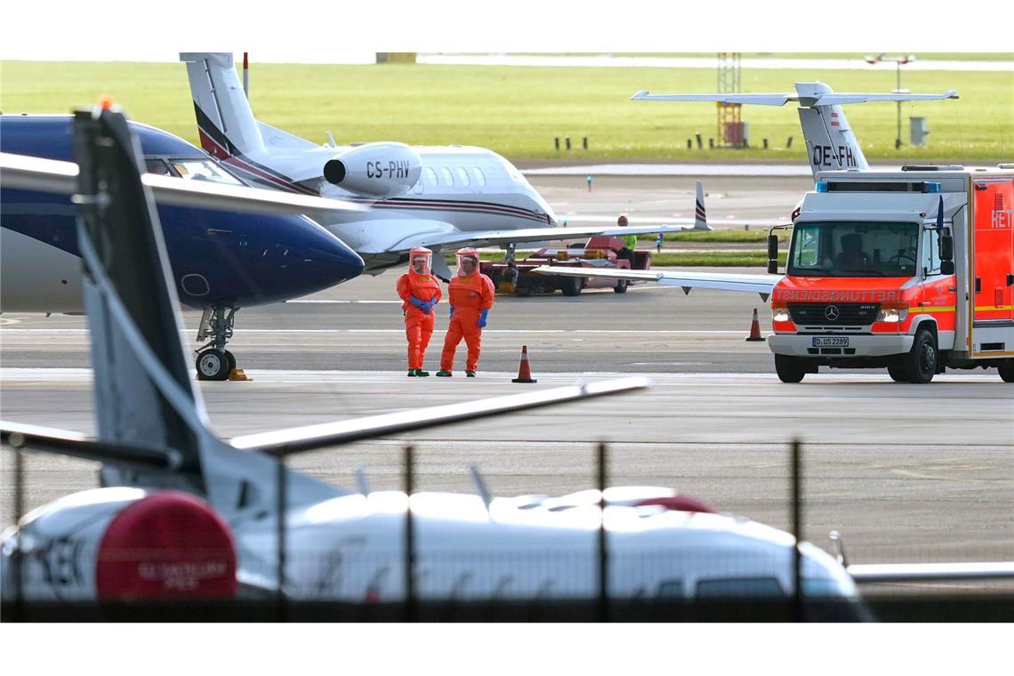 Drei infizierte Passagiere wurden mit zwei Spezialflugzeugen evakuiert.