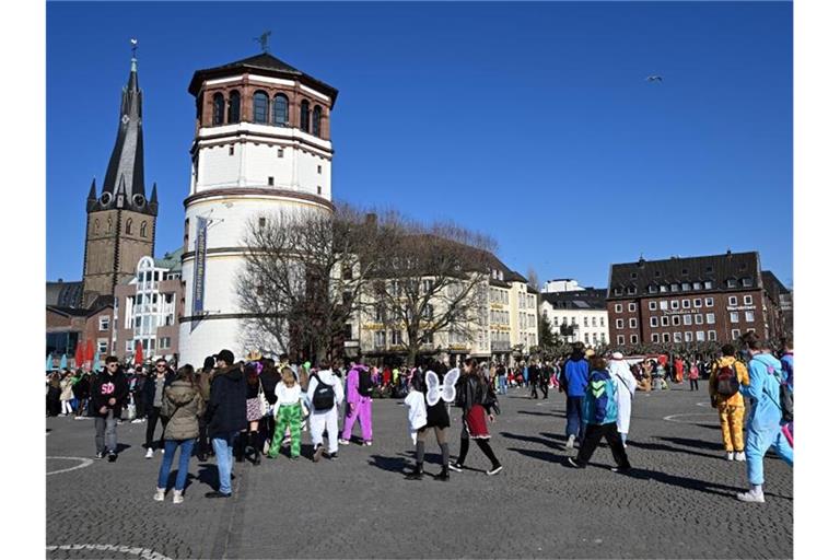 Drei junge Männer sind in der Düsseldorfer Altstadt niedergestochen worden. Foto: Federico Gambarini/dpa