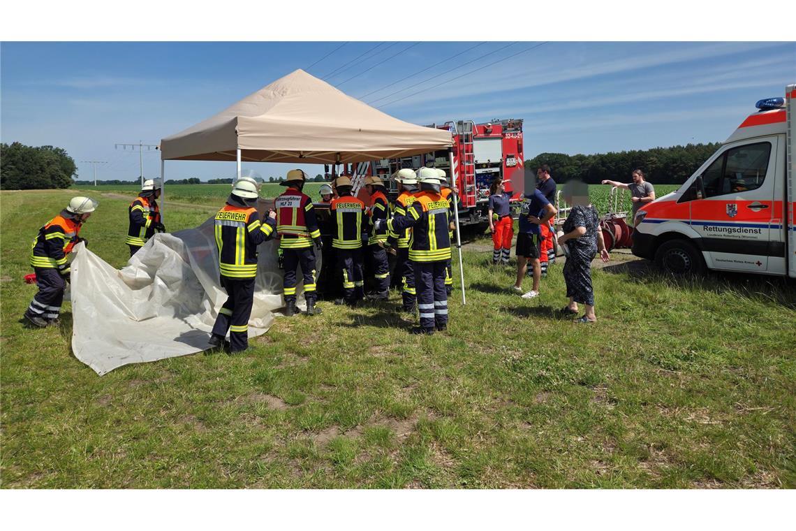 Drei Kinder bei Hitze in Auto eingeschlossen Drei Jungen sitzen bei großer Hitze im Auto und kommen nicht heraus. Die Feuerwehr zerstört schließlich eine Scheibe.