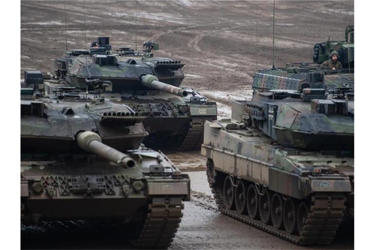 Drei Kampfpanzer der Bundeswehr vom Typ Leopard 2A6 und ein Schützenpanzer vom Typ Puma stehen bei einer Übung im Gelände. Foto: Philipp Schulze/dpa