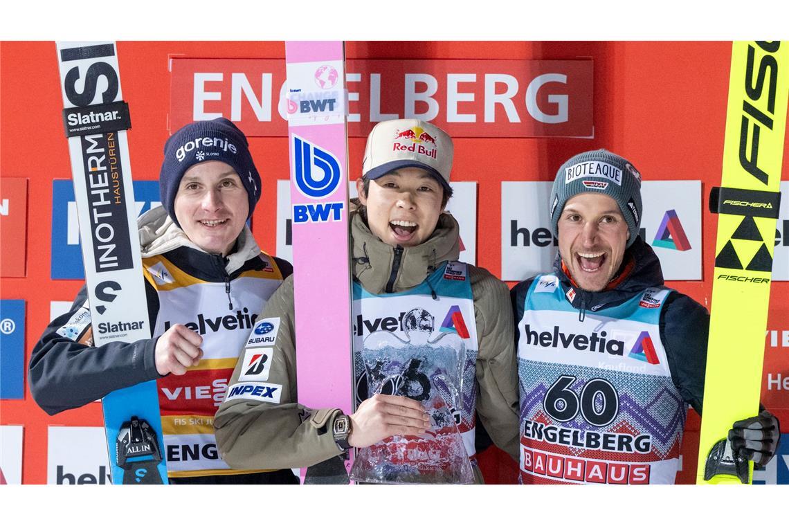 Drei Kandidaten für den Tourneesieg: Domen Prevc, Ryoyu Kobayashi und Felix Hoffmann (l-r). (Archivbild)