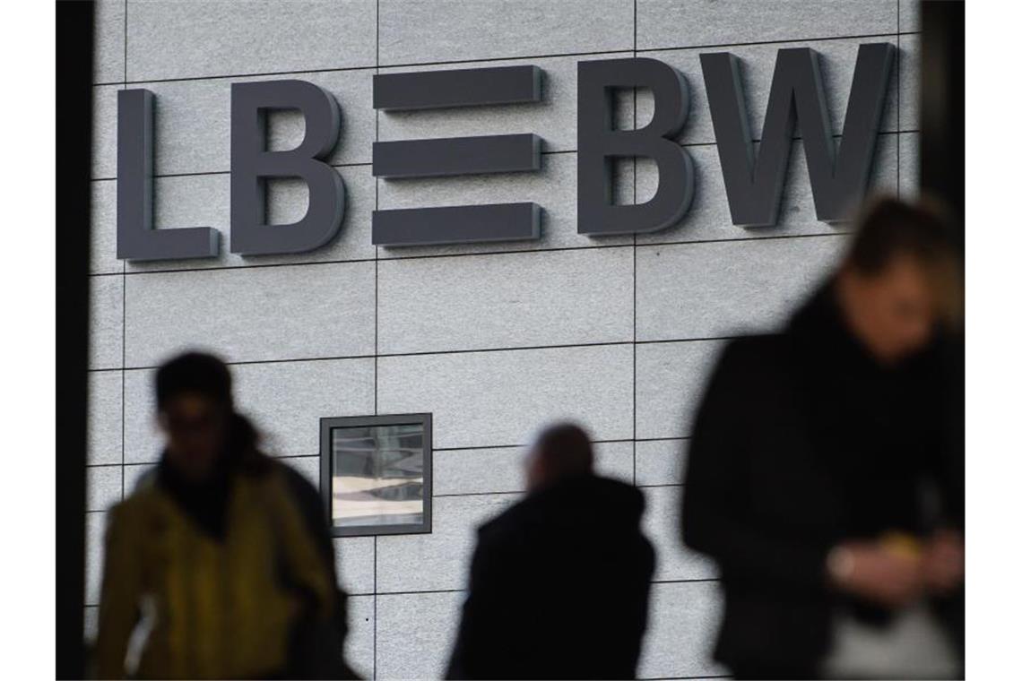 Landesbank Baden-Württemberg fährt mehr Gewinn ein Drei Menschen gehen vor dem Schriftzug der Landesbank Baden-Württemberg (LBBW) entlang. Foto: Sebastian Gollnow/dpa/Archivbild