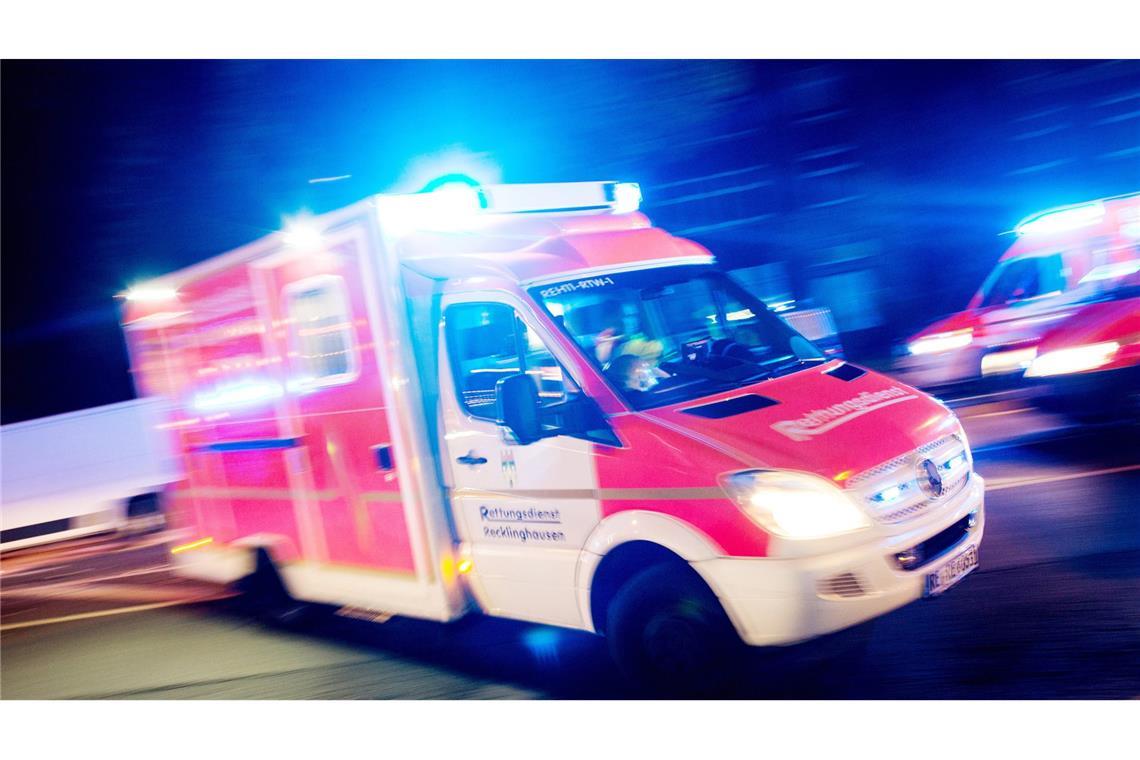 Vier Autos und ein Lastwagen fahren aufeinander auf Drei Menschen wurden bei dem Unfall auf der A5 verletzt. (Symbolbild)