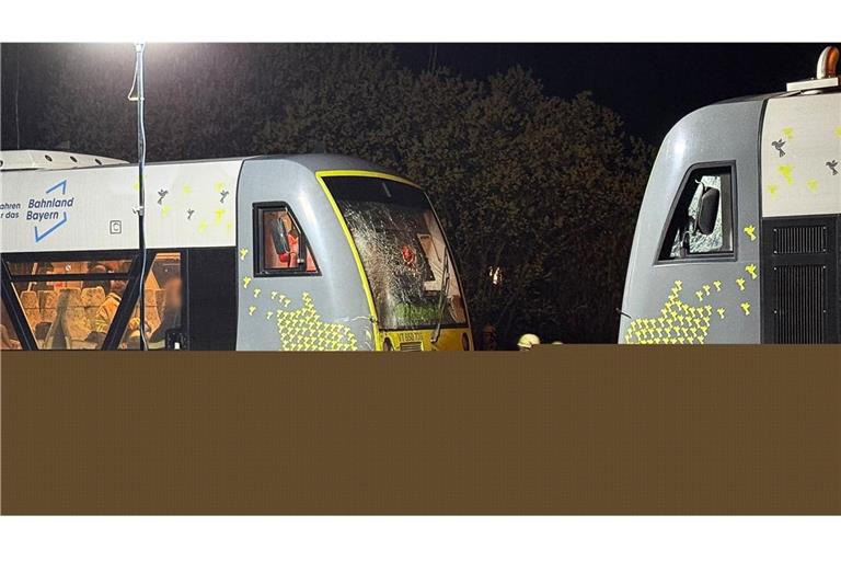 Drei Menschen wurden bei der Kollision leicht verletzt.