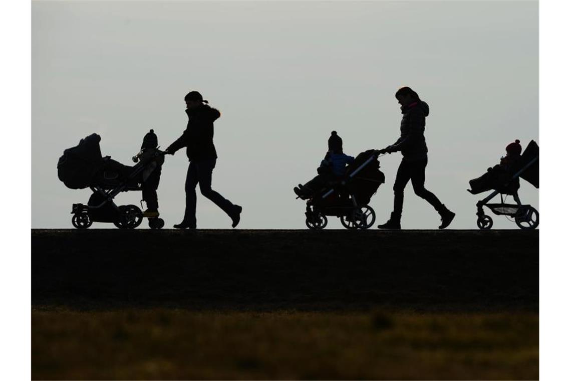 Sehr hohe Geburtenzahl in Baden-Württemberg Drei Mütter schieben auf einem Berg ihre Kinderwagen eine Landstraße entlang. Foto: picture alliance / dpa/Symbolbild