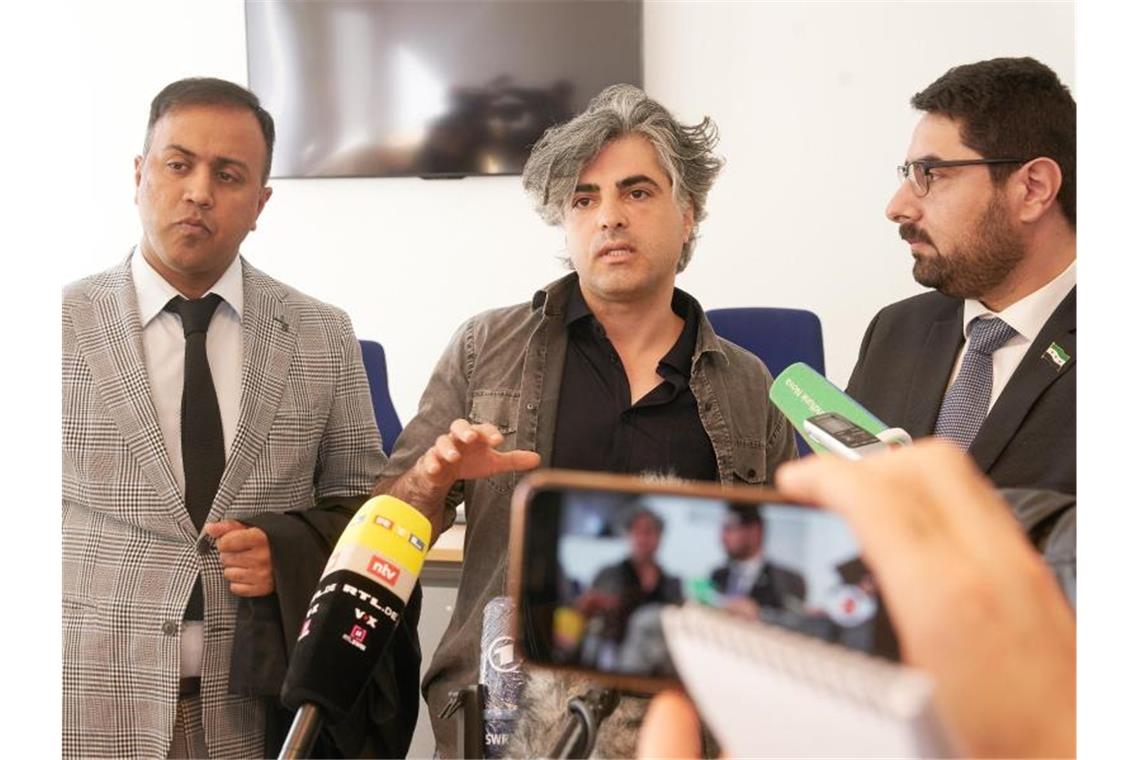 Prozessauftakt gegen mutmaßlichen syrischen Folterer Drei Nebenkläger äußern sich nach dem Ende des Prozesstages gegenüber Journalisten. Foto: Thomas Frey/dpa Pool/dpa