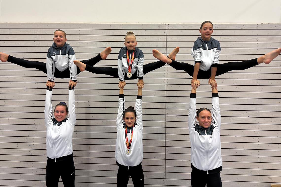 Silber für Erbstettener Akrobatikduo Drei Paare am Start für Baden-Württemberg (von links): Christina Hitzel und Louisa Dostal (oben), Samira Reinert und Eileen Fritz (oben) sowie Mia Seibold und Maylin Schiele (oben) haben in Augsburg ihr Können zeigen dürfen. Foto: privat