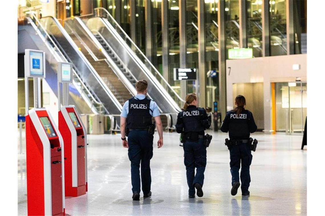 Drei Polizisten gehen durch das Terminal 1 am Frankfurter Flughafen. Bundesinnenminister Seehofer hat ein faktisches Einreiseverbot für Nicht-EU-Bürger angeordnet. Foto: Andreas Arnold/dpa
