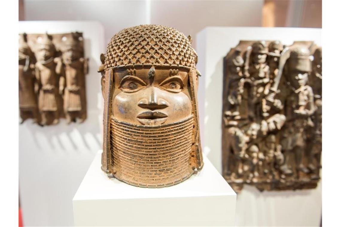 Drei Raubkunst-Bronzen aus dem Benin in Westafrika. Foto: Daniel Bockwoldt/dpa